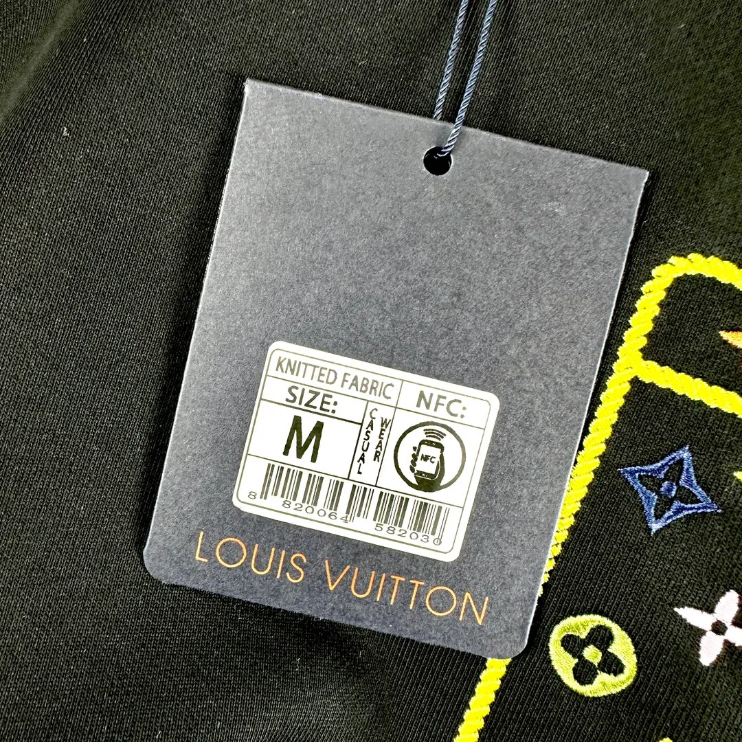 🅿️320 Brand: Louis Vuitton🤳𝗟𝗩 Fabric: ☑️Made of 440g double-strand pure cotton terry👕 Fabric: ☑️Thread with 1*1 double yarn thread. 🔜Comes with dyeing in the same tank. Craftsmanship: ☑️The embroidery uses 3D three-dimensional embroidery technology, 🇧🇫The original computer scan and print is restored 1:1. The pattern is clear and the needle count is dense. It is a rare high-end product on the market! 🇲🇩All three standards are complete! Size: ☑️S 〰️M 〰️L 〰️XL 〰️XXL